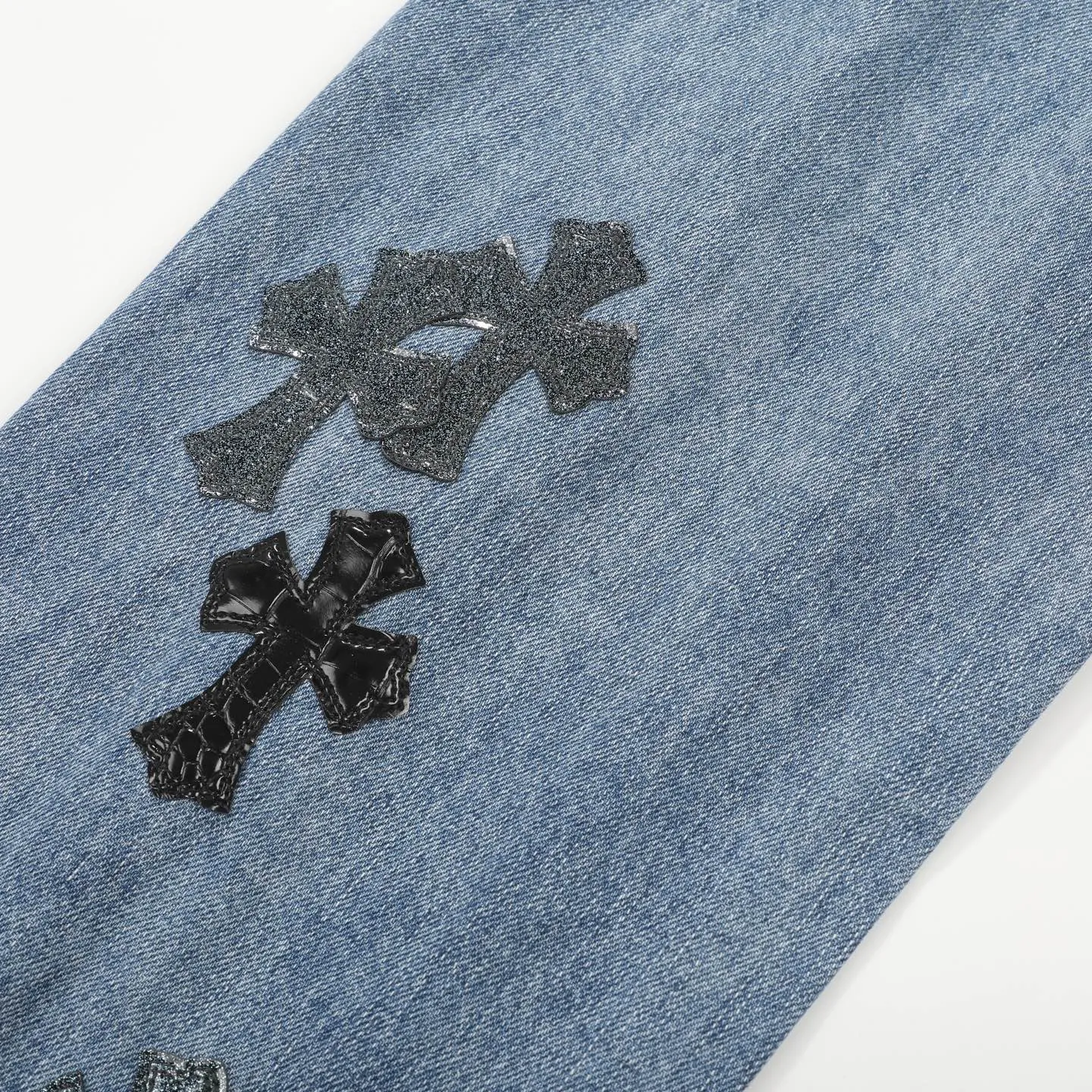 P260 Chromehearts washed blue starry sky crocodile patch leather jeans adopt starry sky theme leather elements, mostly presented in the shape of a cross, with glitter on the leather surface. Unique design, simple and elegant details, exquisite workmanship, the entire trousers are neatly routed, and the details are in place! Ceiling-level jeans, a pair that is hard to find at the counter. About Zangyin, this is an extremely luxurious fashion brand that can also be called the aristocrat of the high street. It has always been an exclusive brand for some hipsters or the rich second generation. It is more luxurious and noble than ordinary high streets. It is more fashionable and individual than luxury brands. Top heavy industry fashion design has always been created in high street luxury style. Speaking of this style, Zangyin family and GU family are definitely the leading representative brands, especially the Zangyin family's creation of high street style. It has really achieved a state-of-the-art effect. The color system of this model is made of unique washed materials. It is already quite eye-catching. It is decorated with pink patchwork cross flowers, which cleverly highlights the charm of the brand. Secondly, this model adopts a classic high-waist cutting design, which highlights the long legs and fashionable temperament of the upper body. The brand is highly recognizable and the slim-fitting configuration is more suitable for daily wear. Personality, fashion, and specification interpretation are all at a glance. Needless to say, materials and craftsmanship. As an excellent craftsman brand, Zangyin’s requirements for details and craftsmanship are really perfect. The washed color of this model has gone through a lot of processes, not to mention the embellishment of the denim appliqués. It is also purely hand-made and sewn. Just like what they believe in, only hand-made things have soul and have the meaning of wearing. A top-notch heavy-duty fashionable denim item. Recommended by both hands. Size: 28/30/32/34/36 Waist: 73/78/83/88/93 Knee: 52/53.5/55/56.5/58 Pants length: 100/102/104/106/108